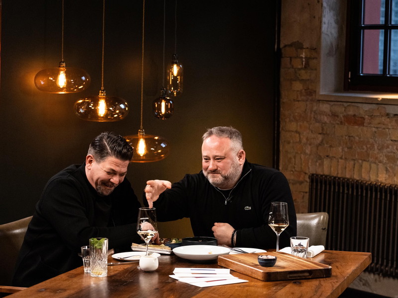 Tim Mälzer mit Matthias Diether.