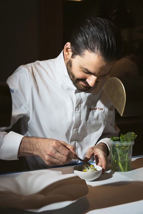 Christoph Kunz stieg im Guide Michelin 2024 direkt mit seinem Restaurant »Komu« in die Zwei-Sterne-Liga auf.