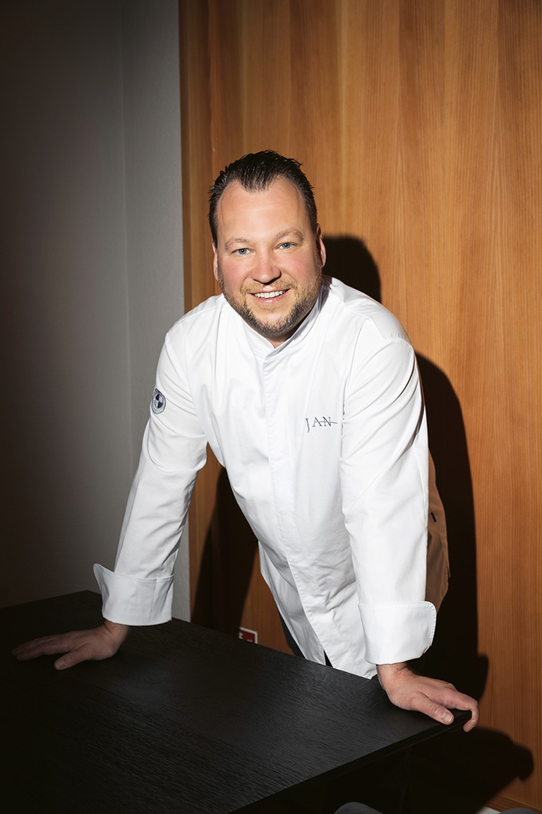 Jan Hartwig wurde 2023 mit seinem neu eröffneten Restaurant »JAN« auf Anhieb mit drei Sternen ausgezeichnet.
