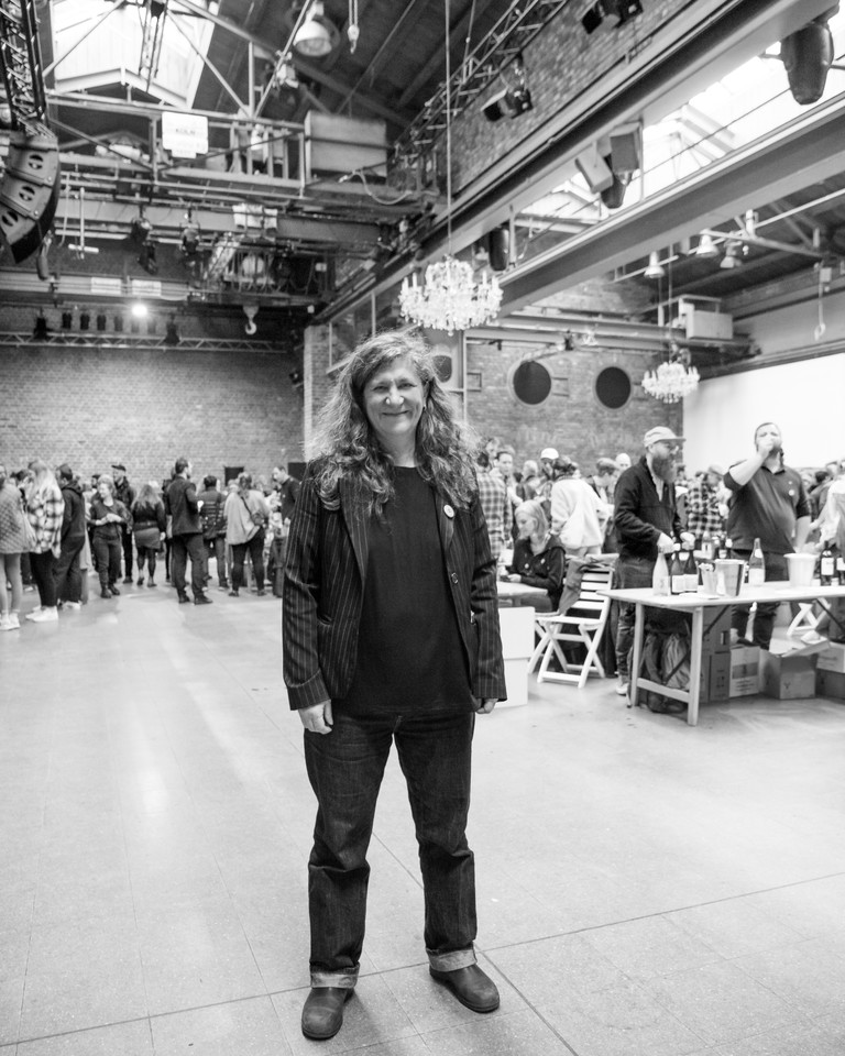 Naturwein-Pionierin Surki-ki Schrade ist nicht nur Veranstalterin der größten Naturweinmesse Deutschlands, dem »Weinsalon Natürel«, der parallel zur ProWein am vergangenen Wochenende in Köln Ehrenfeld stattfand. Die 54-Jährige ist auch Inhaberin der ältesten Naturweinhandlung »La Vincaillerie« in Köln – und Autorin des Buchs »Natürlich Wein: ungefiltert, ungeklärt, ungeschönt – alles über Naturwein, Petnat und Co.«.