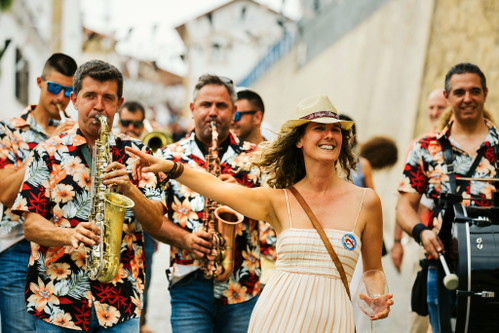 In der Rioja weiß man Fiestas zu feiern: Im Juni lädt der »Barrio de la Estación« in Haro zur Verkostung legendärer Weine.