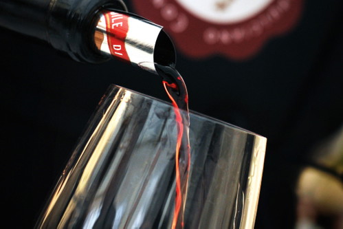 Vino Nobile ist geprägt von der wichtigsten Rotweinsorte Italiens, Sangiovese. Mindestens 
70 Prozent davon 
muss er enthalten. 