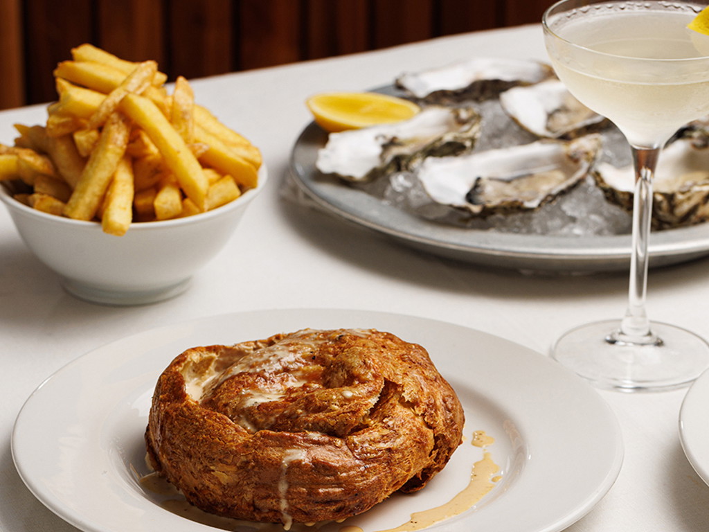 Restaurant »Bouvier«: All-day-dining vom Erdbeer-Pain Perdu über Austern bis zum Boeuf Bourguignon Burger.