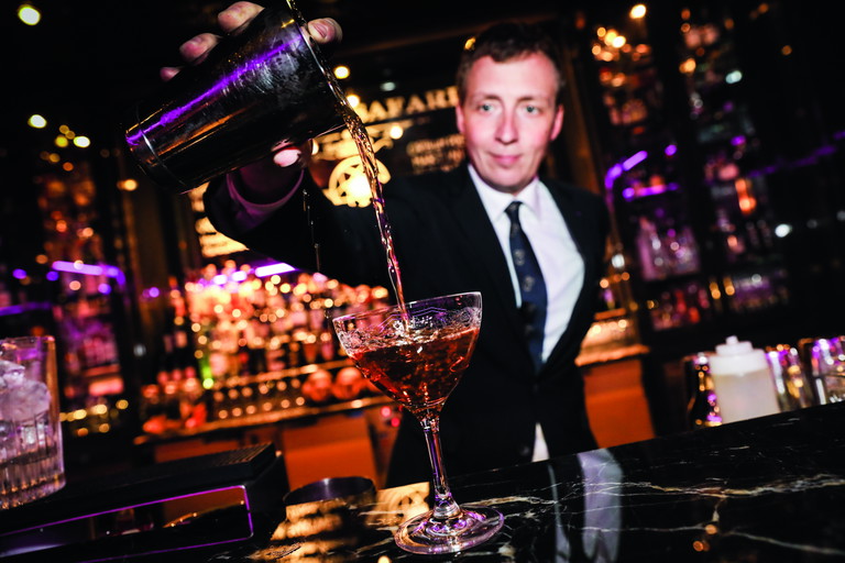 Die »Bar &amp; Smokers Lounge« ist ein echtes Schmuckstück in der Innenstadt. Sie befindet sich in der 1. Etage des legendären Grandhotels »Breidenbacher Hof«.