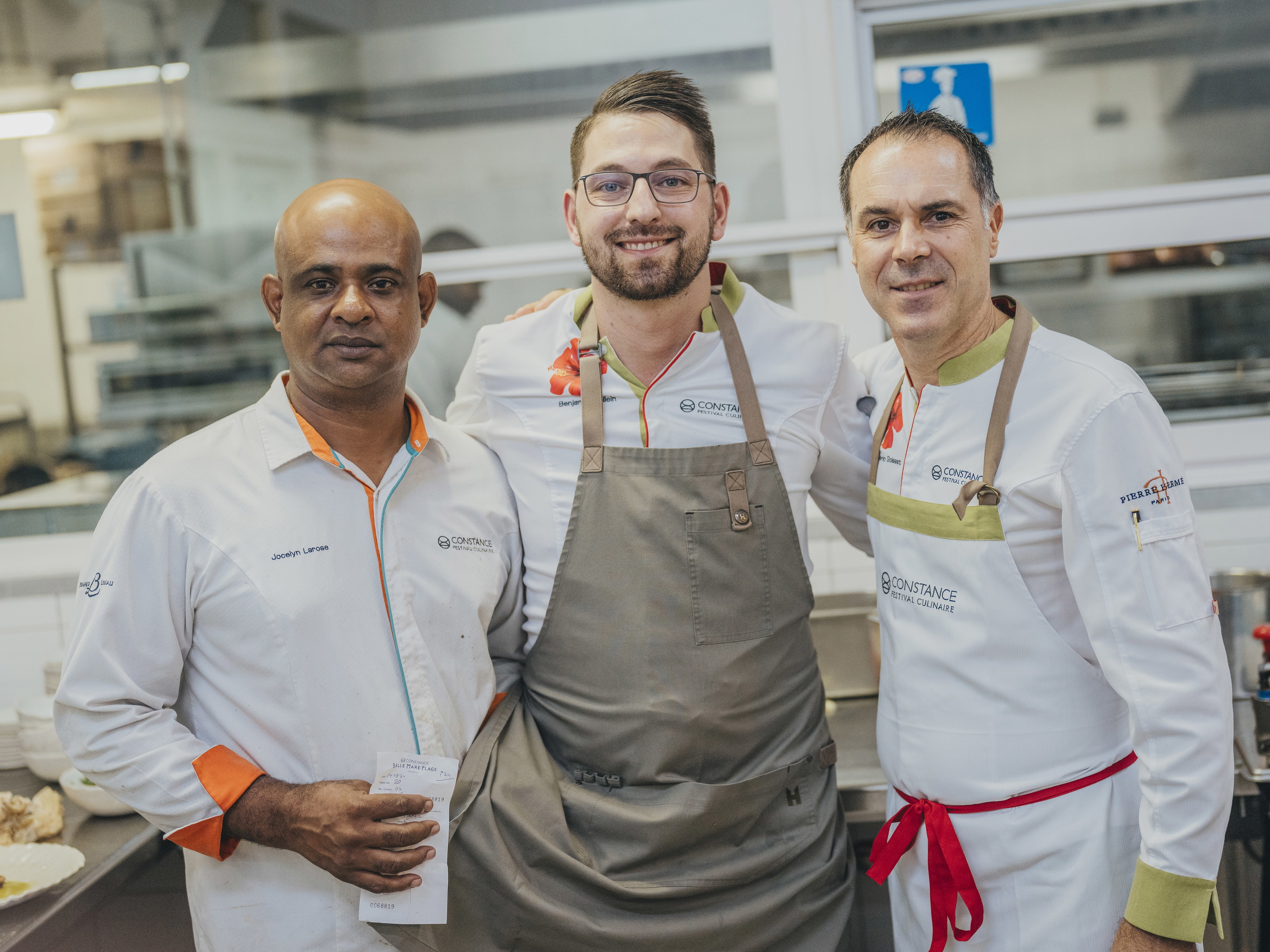 Benjamin Gallein (mitte) wird vom Team des Constance Hotels »Belle Mare Plage« unterstützt.