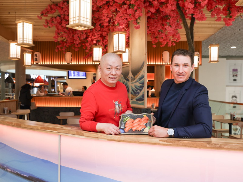 Eigentümer Jun Fu Jiang (l.) und Centermanager »WIEN MITTE The Mall« Florian Richter (r.).