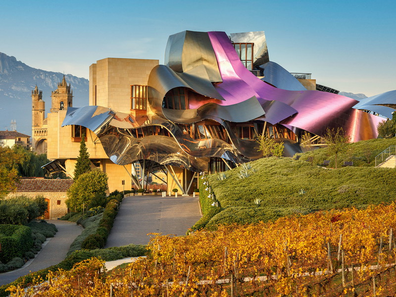 L'hotel Marqués de Riscal è uno dei simboli della regione. Lo spettacolare edificio, opera dell'architetto Frank O. Gehry, è stato inaugurato nel 2006.