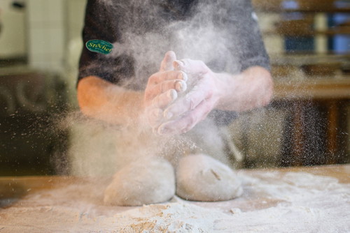 In der 
»Bio-Bäckerei Stöcher« im Mühlviertel sind Handarbeit und Qualität bei Zutaten und Zubereitung oberste Maxime. Das garantiert Bäckermeister 
Karl Stöcher.