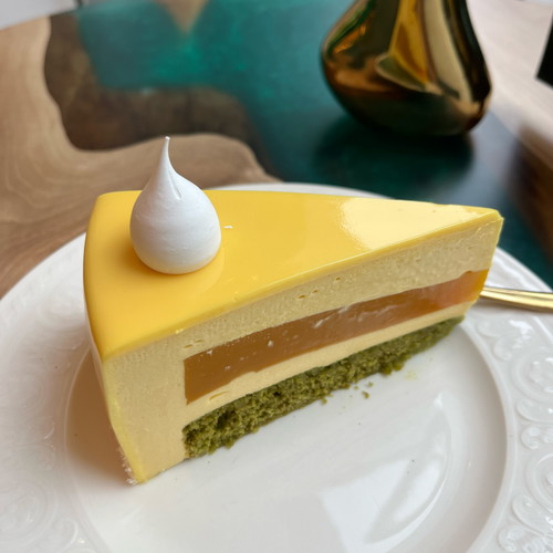 Der Mango-Passionfruit-Cake ist der fruchtige Liebling der Gäste.