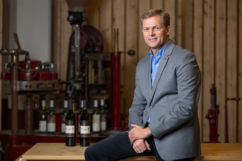CEO Markus Naewie.