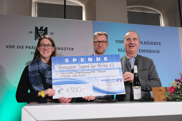 Check-Übergabe Dieter Greiner mit Norwin Terfoort (1. Vorsitzender der Rheingauer Jugend für Afrika e.V.) &amp; Miriam Dahlke (Benefiz Schirmhherrin)