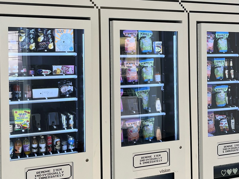 Im »Mochi (Automato) Shuppo« kann man sich 24/7 Ramen Kits für Zuhause holen.