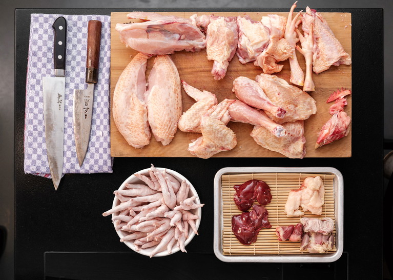 Die Brühe wird nach dem »Nose-to-tail«-Konzept zubereitet, wobei nur Darm, Schnabel und Galle des Huhns ausgelassen werden.
