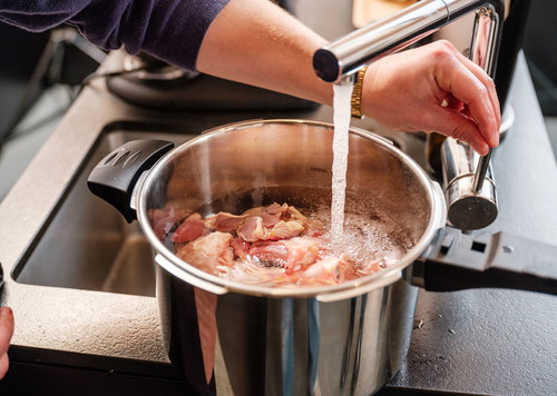Trübstoffe werden mit kaltem Wasser ausgewaschen.