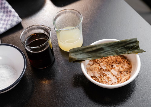 Bei Tare handelt es sich um eine konzentrierte Würzsauce, die geschmacklich mit der Brühe kombiniert wird. In dieser Variante bilden Sojasauce, Bonitoflocken, Mirin und Sake das perfekte Gegenstück zur intensiven Hühnerbrühe.