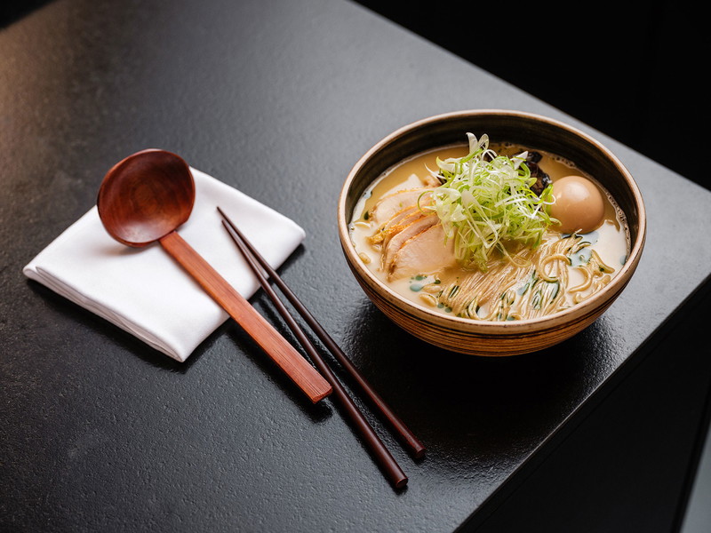 Die wichtigsten Rāmensorten sind Shoyu (Sojasauce), Miso (fermentierte Sojapaste), Tonkotsu (Schwein) und Shia (Salz), die, hier im Bild, auf Basis von Huhn hergestellt wird.