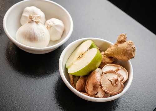 Als frische Zugaben zur Brühe eignen sich neben Knoblauch und Ingwer auch Apfel und Shiitake-Pilze.