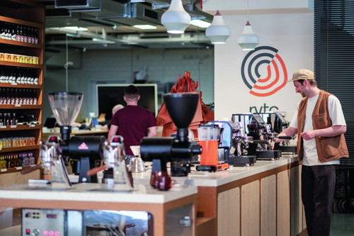 Die Herkunft der Produkte wird bei der »Rösterei Vier« besonders großgeschrieben. Die Kaffeebohnen kommen direkt von der Farm und werden stets frisch geröstet.