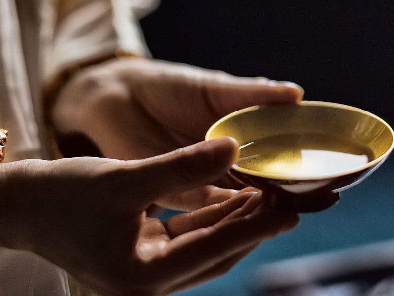 Das zeremonielle Tauschen der Sake-Schale begleitet in Japan noch immer wichtige Ereignisse wie etwa Geschäftsabschlüsse. Aber auch bei Familienfesten oder Treffen mit Freunden 
gehört Sake mit dazu.