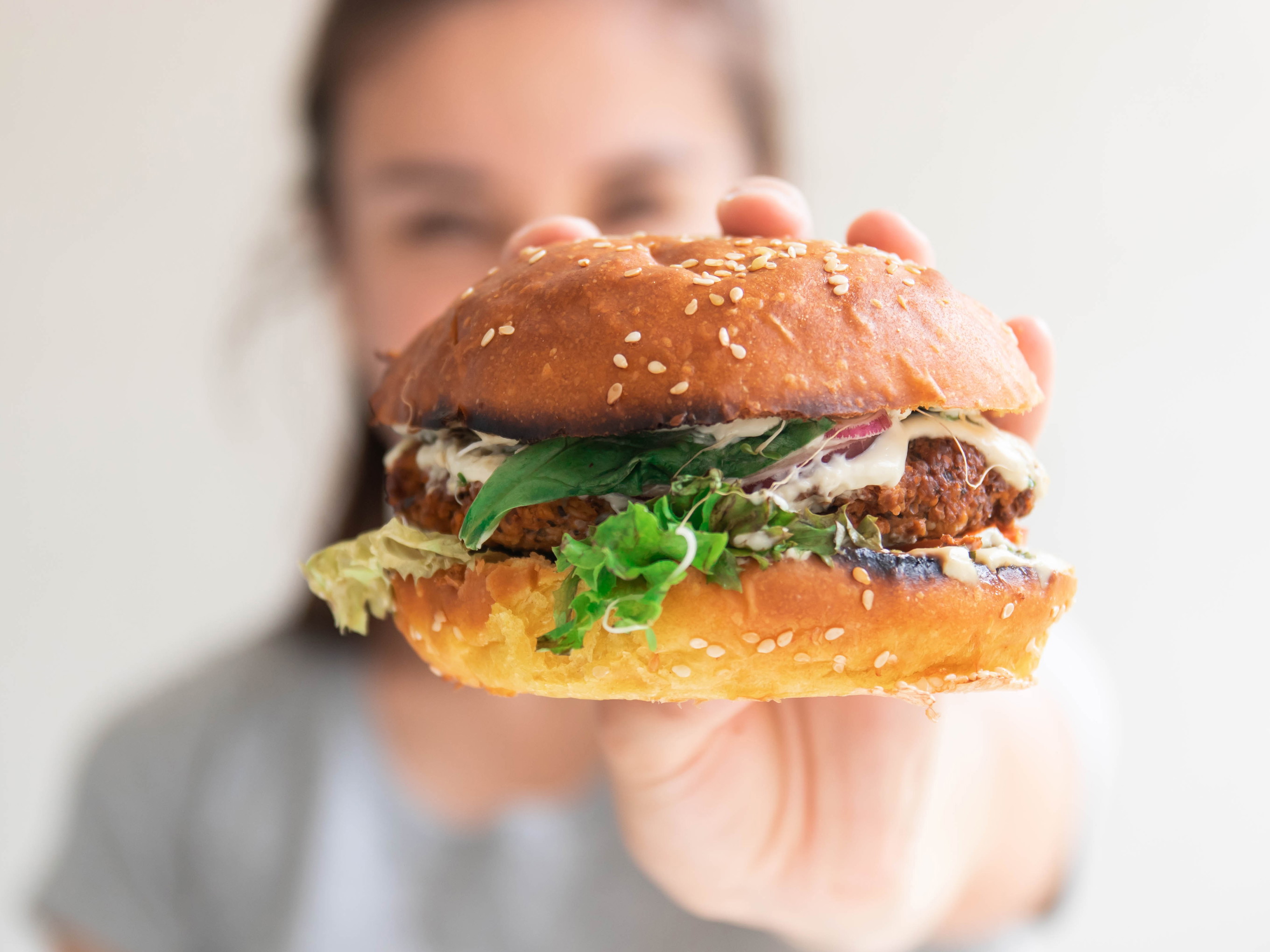 Der plant-based Burger liegt in der veganen Küche weiterhin im Trend.