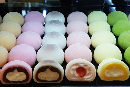 Traditionell wird der Reis für die süßen Mochi mit Holzstößeln zu einem Teig verarbeitet.
