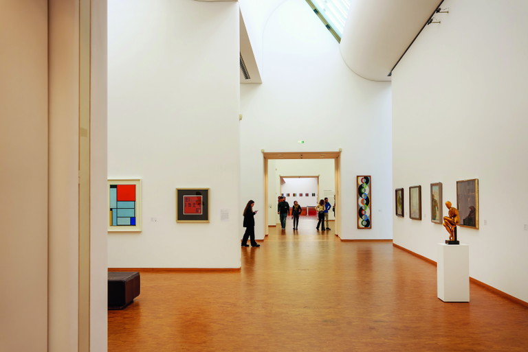 Bei einem Spaziergang durch die Stadt lohnt sich ein Stopp im Museum Ludwig. Von Pop-Art bis Expressionismus reicht die Palette, Kunstliebhaber werden bestimmt fündig.