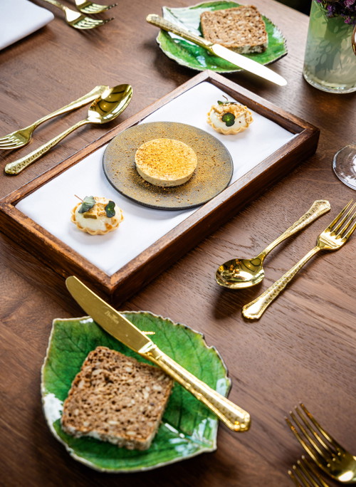 Simply good. The kitchen team at the "Knappenhof" conjures up truly delicious dishes from regional and seasonal ingredients - and spoils the eyes and palates of connoisseurs. 
of the connoisseur.