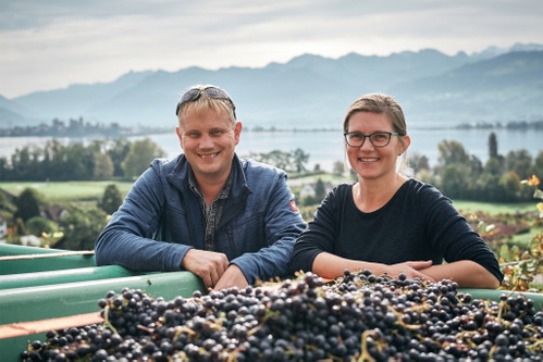Pflegen die traditionelle Weinkultur am Zürichsee: Alain Schwarzenbach und Marilen Muff vom Weingut Schwarzenbach in Meilen.