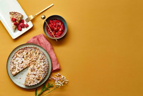 Karamellisierte Topfen-Rhabarber-Tarte mit Rhabarberkompott.