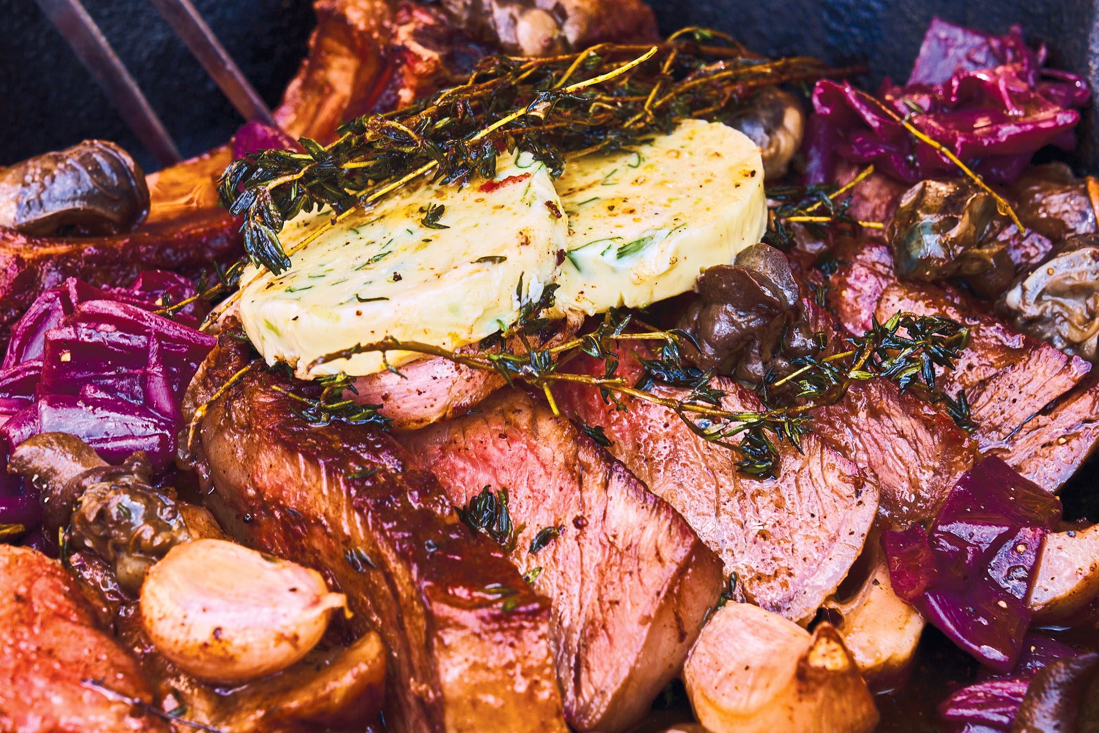 Beiried vom Grill mit Burgunderschnecken und Rotweinschalotten ...