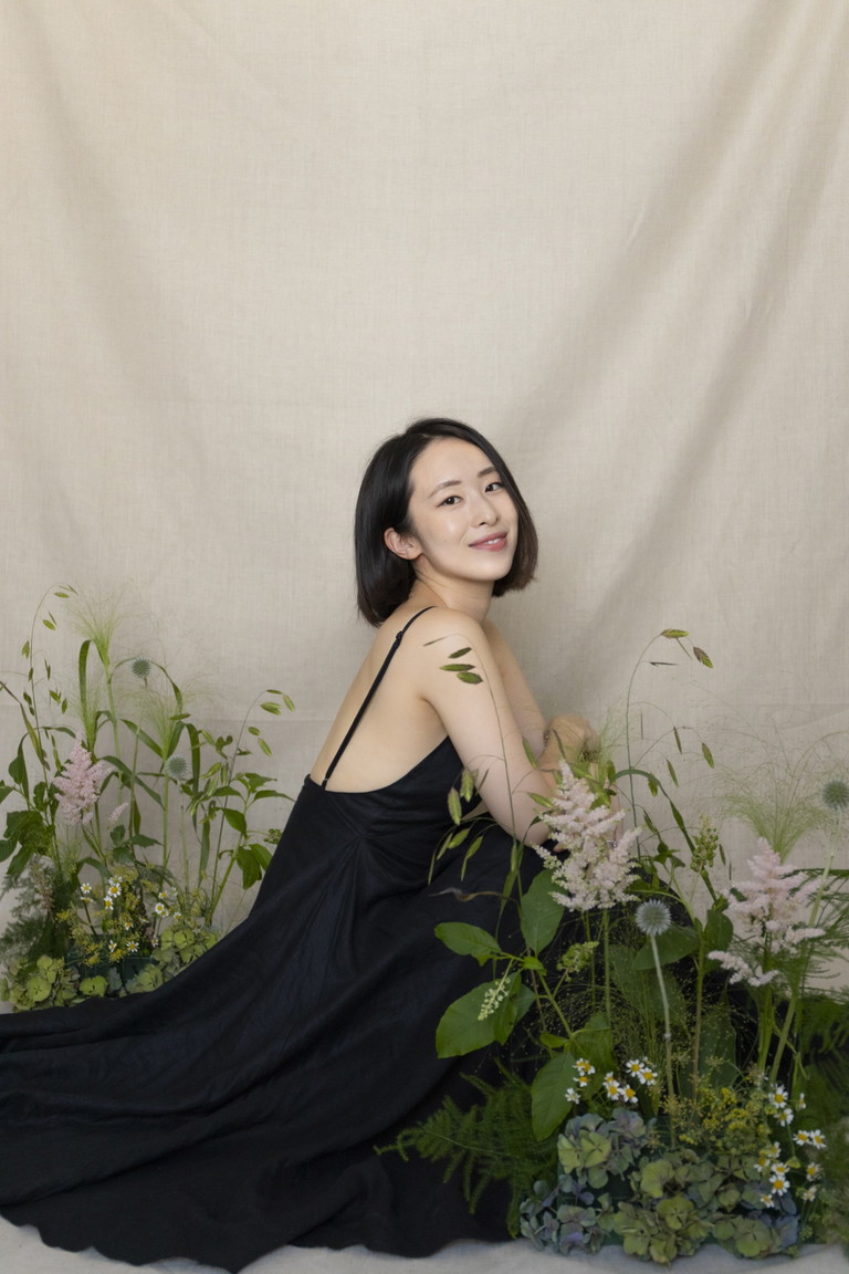 Celine Rousseau ist Foodstylistin und Bloggerin. Sie wuchs in Südkorea, Japan und den USA auf und lebt heute in Genf und Paris. Auf ihrem Instagram-Account @celineyrs präsentiert sie originelle essbare Kreationen, die die delikate Schönheit von Essen hervorheben. Nach Jahren des Reisens, des Weinstudiums (WSET) und des Kochunterrichts genießt Celine die Arbeit mit den einfachen und feinen Aromen von Speisen und Wein.