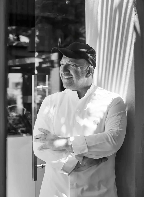 Das neue »One&amp;Only«-Resort will sich in Glyfada, an Athens Hausstrand der Reichen und Schönen, als städtisches Beach-Resort etablieren. Das geht nicht ohne zeitgemäße Kulinarik: Und wieder 
ist Starkoch Ettore Botrini zur Stelle.