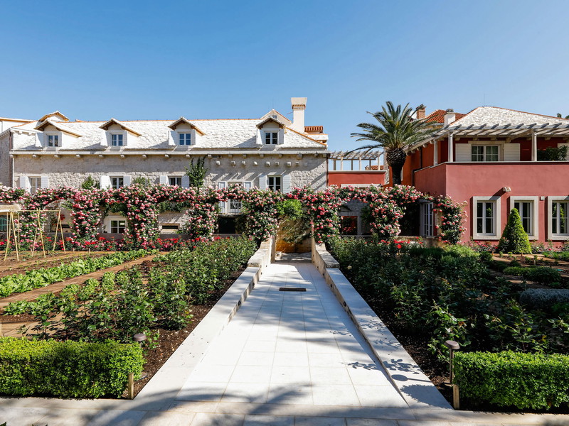 At the hotel, the scent of blooming herbs and flowers accompanies guests everywhere. It's not just a fantastic experience for the eyes
