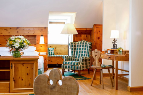 Timelessly beautiful. The design rooms are dominated by cheerful fabrics and lots of wood. This fits in perfectly with the hotel's great tradition.