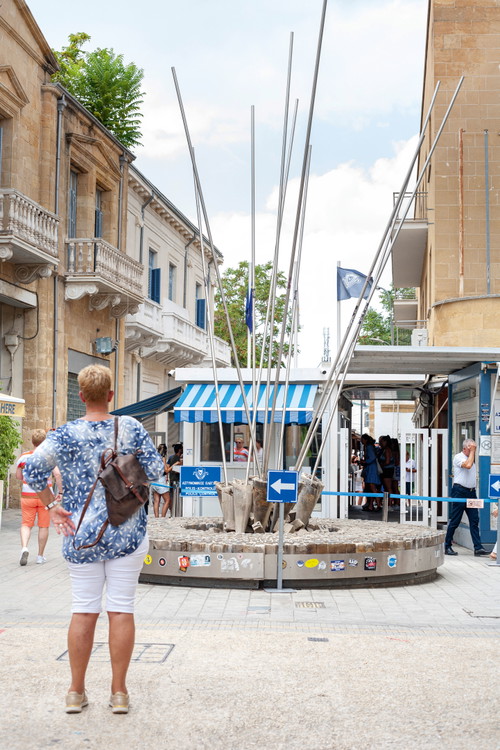 Auf der Ledra Street in Nikosia mit ihren zahlreichen Modegeschäften kommt man direkt zum Grenzübergang, der zum türkischen Teil der Stadt führt.