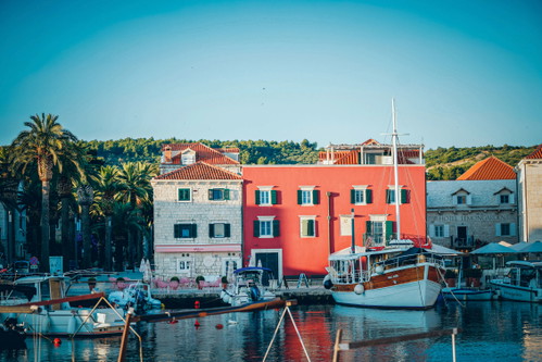 Restaurant, Bar, Gelateria. Gegessen wird immer am Wasser. Egal, ob beim Frühstück oder Abendessen, der Hafenblick auf die schaukelnden Boote 
gehört dazu.