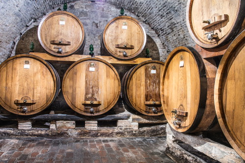 Ausbau im Holzfass 
ist derzeit bei Vino Nobile noch zwingend vorgeschrieben. Es gibt aber Überlegungen, ob man in Zukunft nicht auch die Reifung im Betontank zulassen soll.