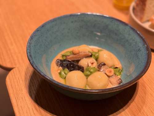 Gnocchi Funghi e Nocciola (Gnocchi gefüllt mit Cosacavaddu ibleo von Alessandro Criscione mit Pilzen, Liebstöckel und Piedmont Haselnüsse)