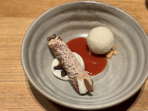 Cannolo Siciliano (Ricotta, Orangensauce und Mandelsorbet)