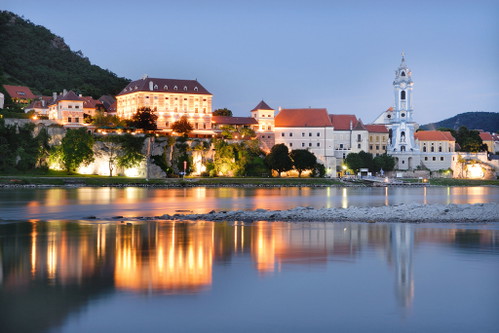 Das Schloss Dürnstein  bildet mit dem ehemaligen Stift und dem markanten blau-weißen barocken Kirchturm ein schönes Ensemble.
