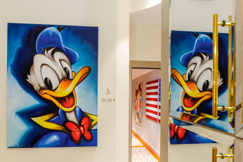 Modern art. The abundance of paintings gives the boutique hotel a personal touch, each floor and each room even has its own identity.