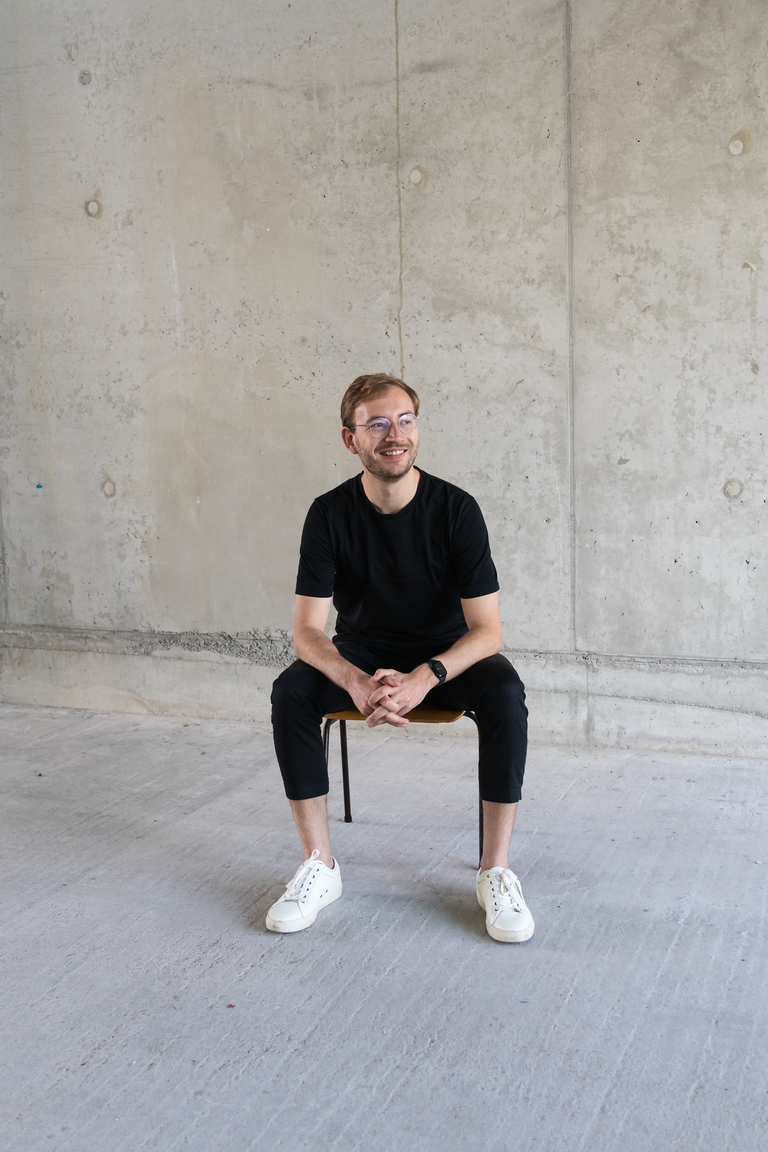 2019 hat Simon eine Kochausbildung an der Gastronomie-Fachschule Ferrandi in Paris absolviert, die von der französischen Tageszeitung Le Monde als »Harvard der Gastronomie« betitelt wurde. Er wollte dort noch mehr Verständnis dafür erlangen, wie Profis in der Küche arbeiten. Im Anschluss daran arbeitete er im Pariser Sternerestaurant »Septime«, das zu den besten Restaurants der Welt gehört. 