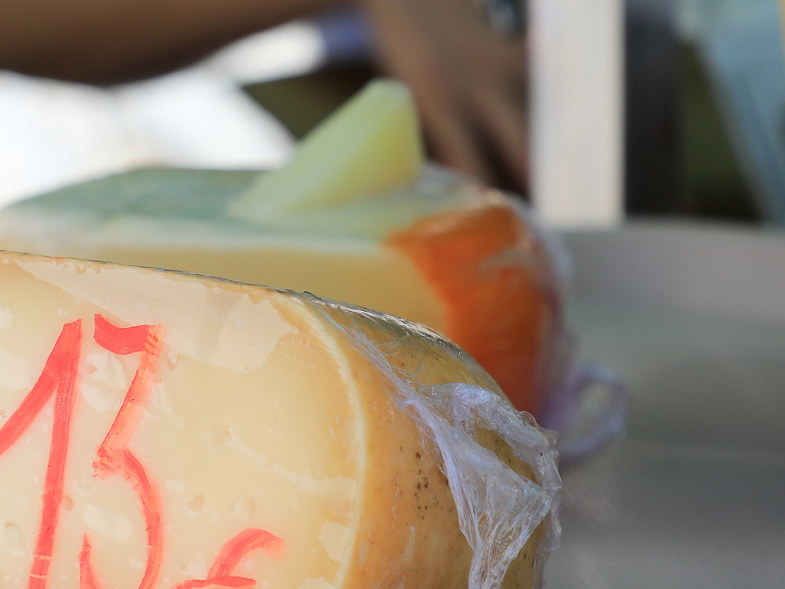 Queso Mahón-Menorca auf einem Straßenmarkt 