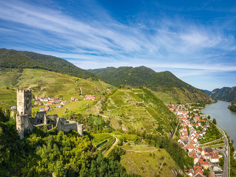 Blick von der Burgruine Hinterhaus über Spitz mit dem Tausendeimerberg und die Donau in Richtung St. Michael im Osten.