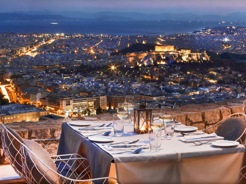 Essen mit Ausblick: Gespeist wird in Athen gerne mit Ausblick auf das Wahrzeichen, die Akropolis – so wie hier im »Orizontes«.