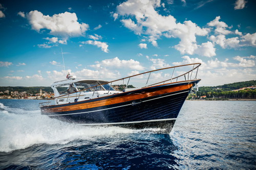Schaukelnde Boote gehören zur Insel dazu.