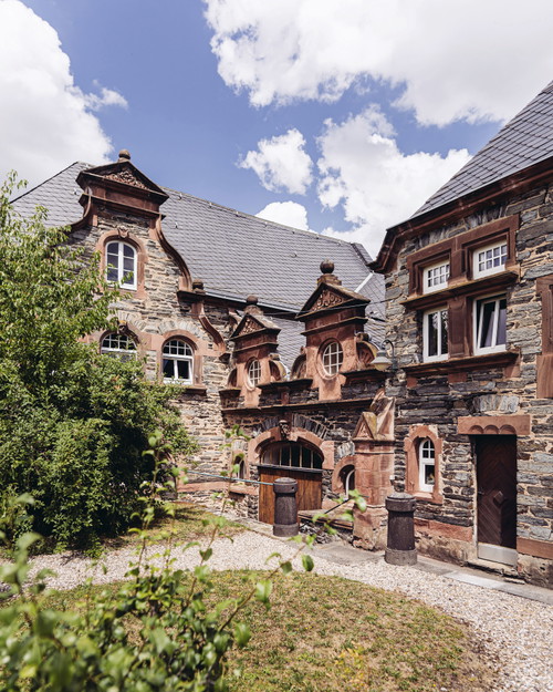 Weingüter Wegeler: Das schiefergedeckte Gutshaus in Bernkastel
