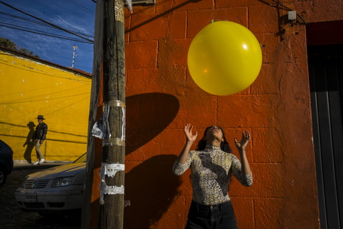 »Ich wurde mir zunehmend der Farbe des Sonnenlichts bewusst. Ich begann, auf die durch das Licht erzeugte Stimmung und Atmosphäre zu reagieren und die emotionale Komponente der Farbe zu erkennen.« – Alex Webb