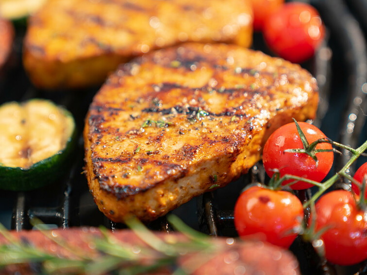 Das ausgezeichnete plant-based Steak (Schweine-Art) in der Kategorie »Bestes veganes Steak« ist ausschließlich im Einzelhandel erhältlich.