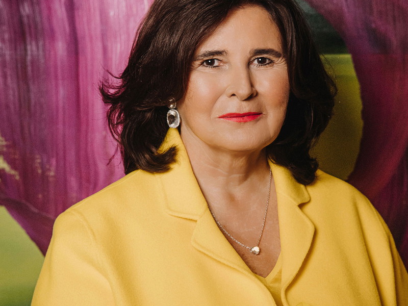 Hostess, art lover and knowledgeable connoisseur of beautiful things.